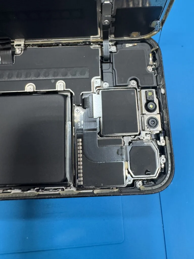 【滋賀・栗東】iPhone 15 Proが水没で電源つかない…!「防水だから大丈夫」の落とし穴と、データそのまま水没復旧修理!