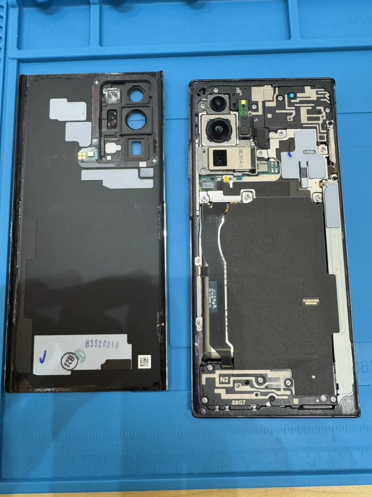 Galaxy Note20 Ultraの分解修理中の様子