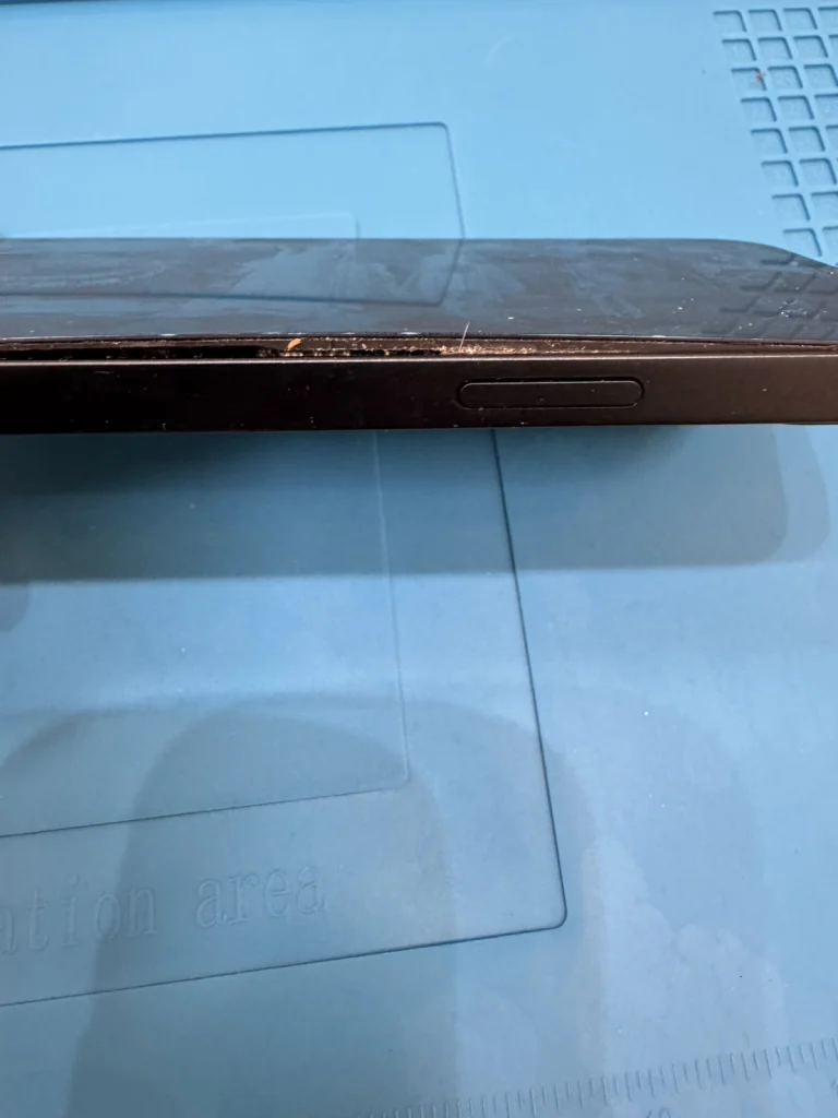 iPhone 13のバッテリー膨張で画面が浮き上がっている様子
