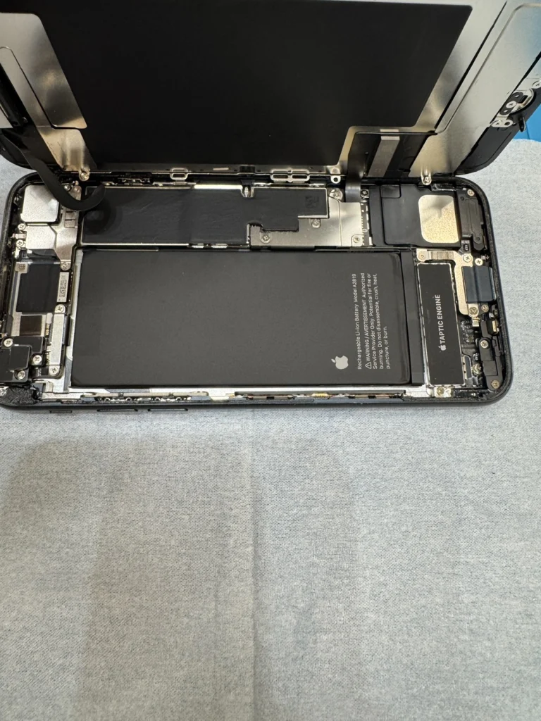 滋賀県東近江市のアル・プラザ八日市店にある「スマホリペアプラス」。iPhone SE3の画面割れ修理に対応!当店はiPhone・Android・iPad修理を主力としており、確かな技術でTouch IDも維持。データはそのままで最短即日お直しします。